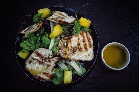 Салат с курицей гриль - заказать на дом. Салат с курицей гриль - доставка по Одессе.